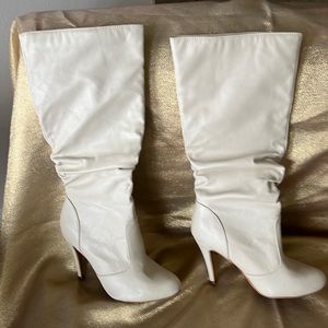 Size 8.5 Off white boots. Worn 2xs. Great condition.